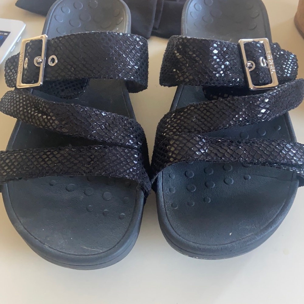 Blk Croc leather w/silver buckle on vionic footbed